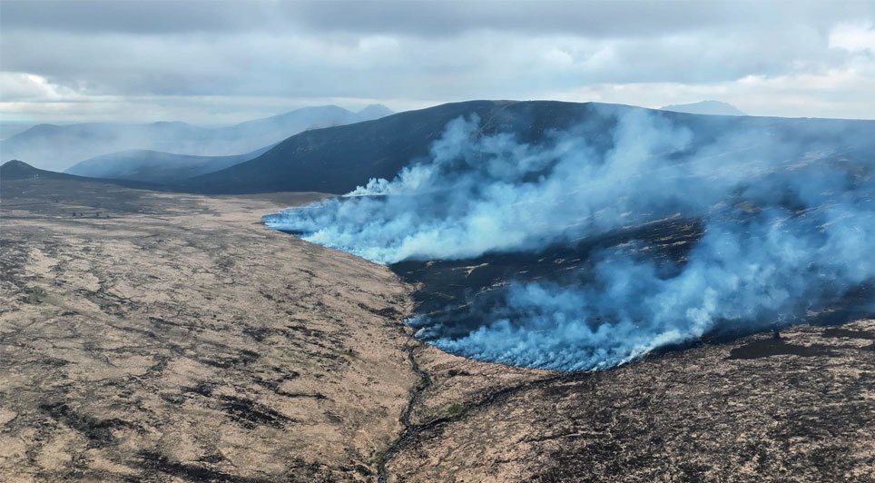 Crews Continue To Battle 500m Fire Front In Hilltown